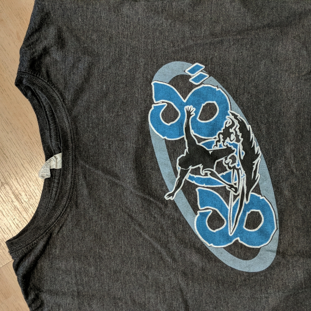 Dark-gray t-shirt with surf print in blue/white. Size M
